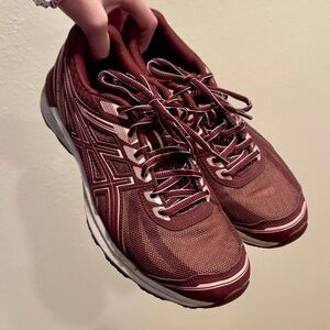 Asics Gel-Sileowomen's running shoes in a maroon or burgundy and pink colorway